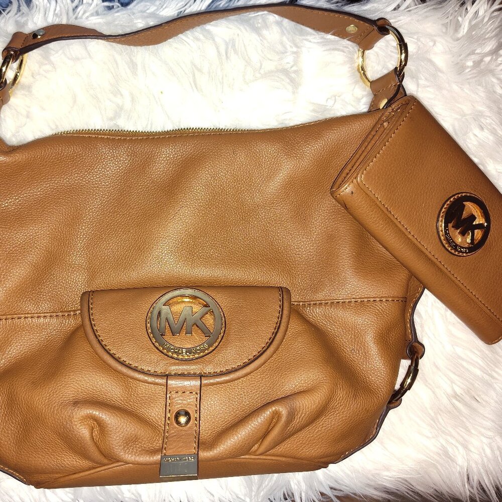 Michael Kors Tan Large Hobo Purse with Matching wallet (Authentic)